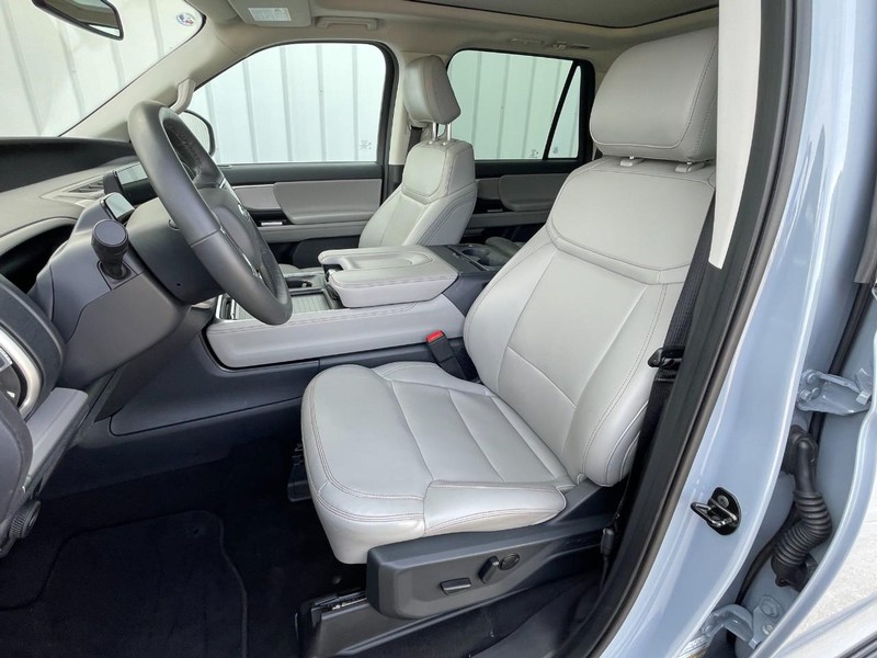Ford Expedition Max Vehicle Full-screen Gallery Image 27