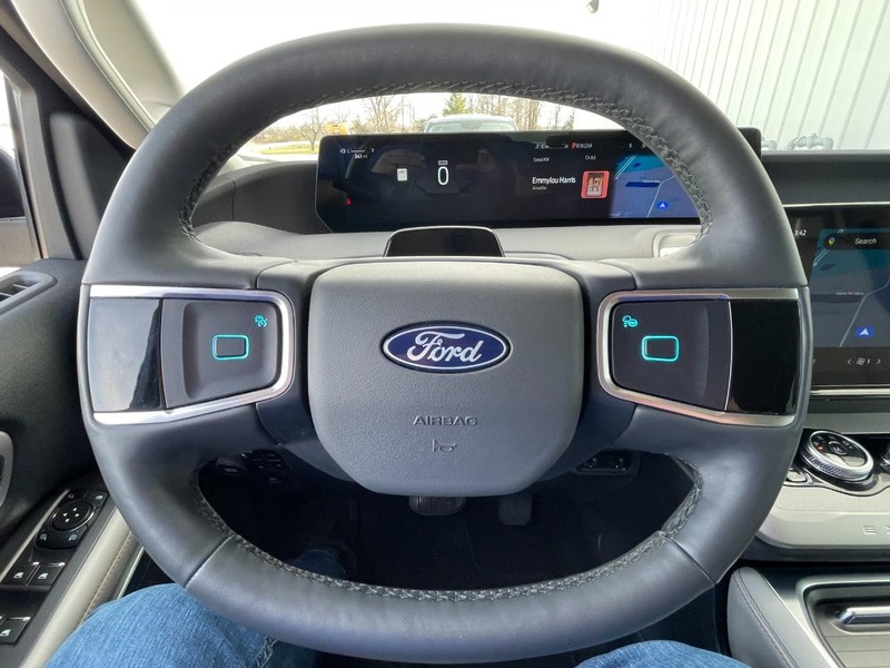 Ford Expedition Max Vehicle Full-screen Gallery Image 31