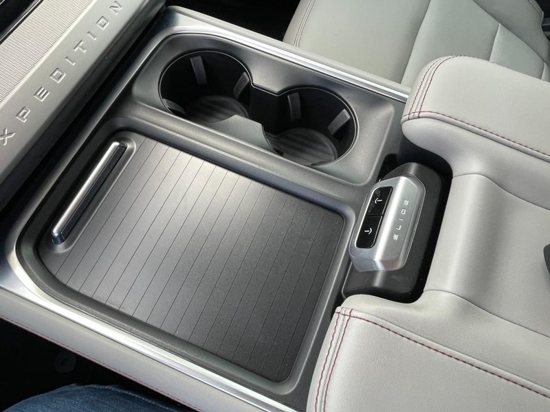 Ford Expedition Max Vehicle Full-screen Gallery Image 46