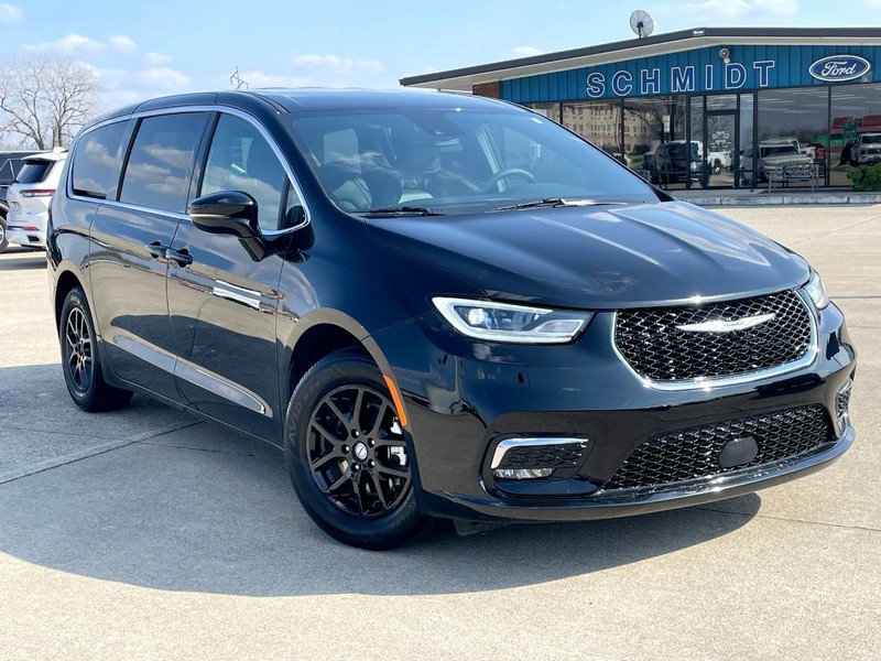 Chrysler Pacifica Vehicle Full-screen Gallery Image 02