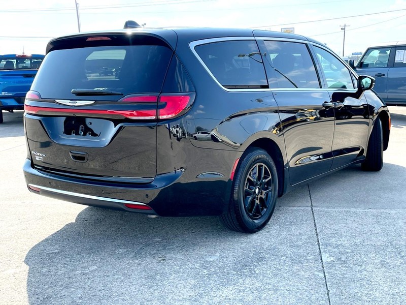 Chrysler Pacifica Vehicle Full-screen Gallery Image 04