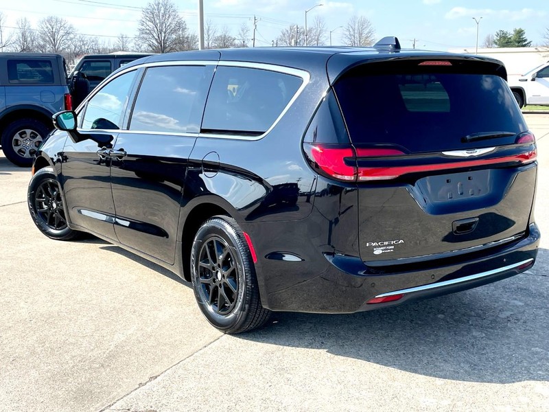 Chrysler Pacifica Vehicle Full-screen Gallery Image 05