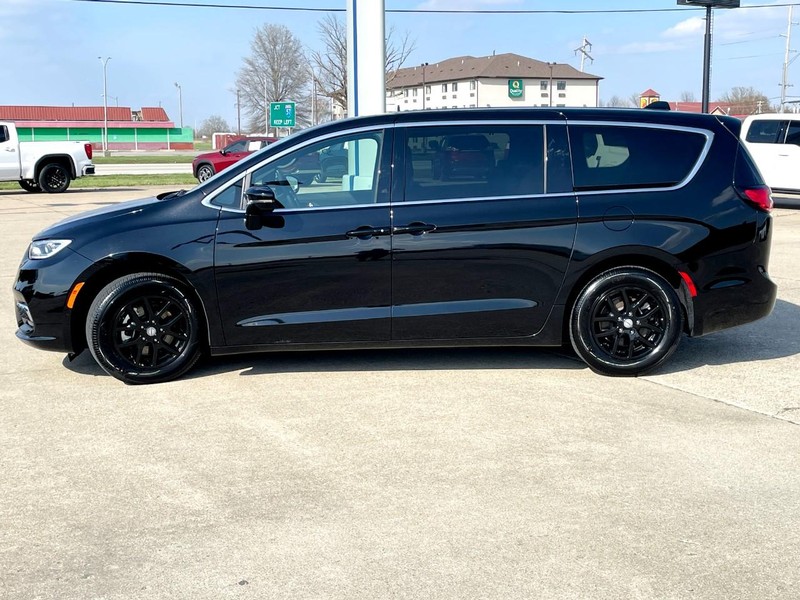 Chrysler Pacifica Vehicle Full-screen Gallery Image 06