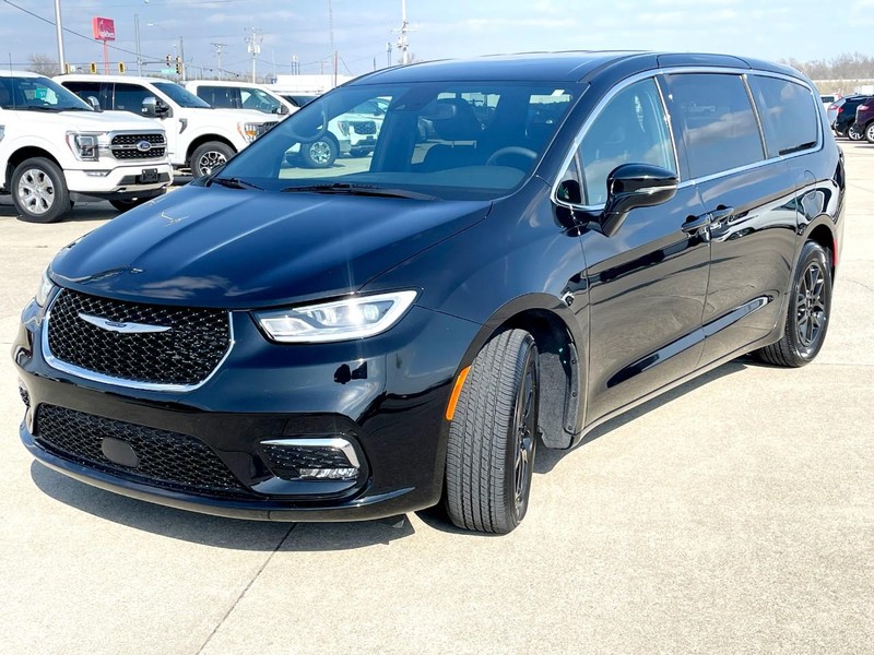 Chrysler Pacifica Vehicle Full-screen Gallery Image 07