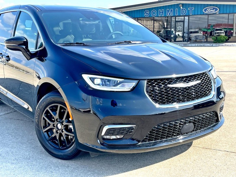 Chrysler Pacifica Vehicle Full-screen Gallery Image 08