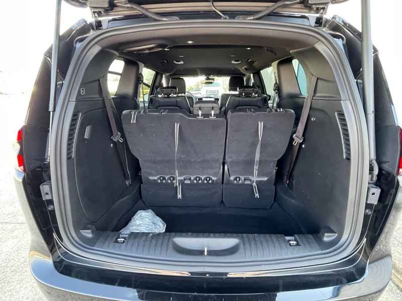 Chrysler Pacifica Vehicle Full-screen Gallery Image 12