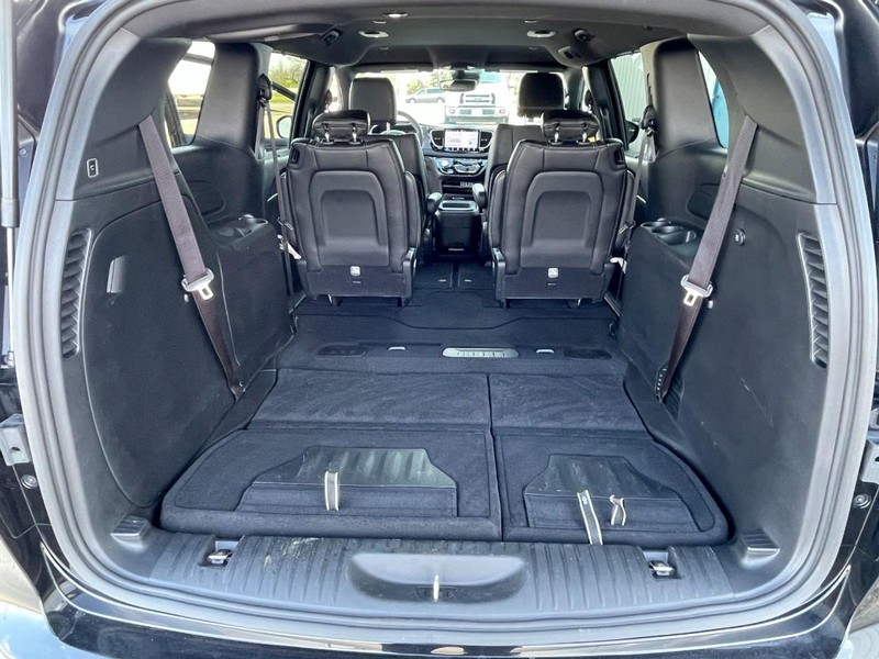 Chrysler Pacifica Vehicle Full-screen Gallery Image 14