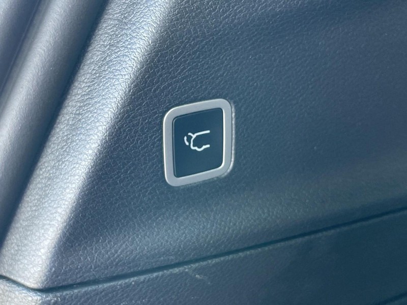 Chrysler Pacifica Vehicle Full-screen Gallery Image 16