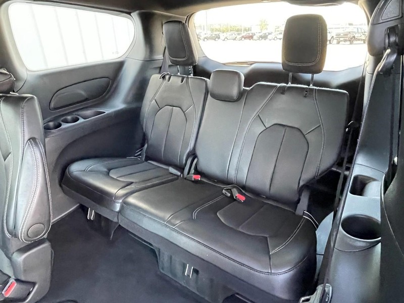 Chrysler Pacifica Vehicle Full-screen Gallery Image 17