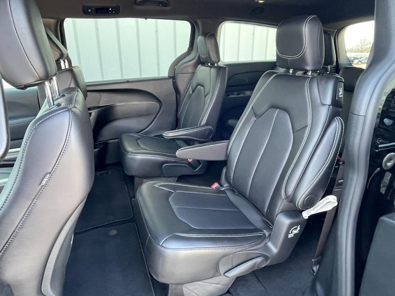Chrysler Pacifica Vehicle Full-screen Gallery Image 18