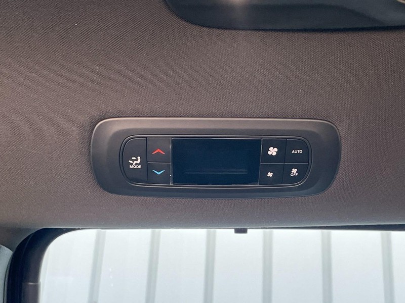 Chrysler Pacifica Vehicle Full-screen Gallery Image 19