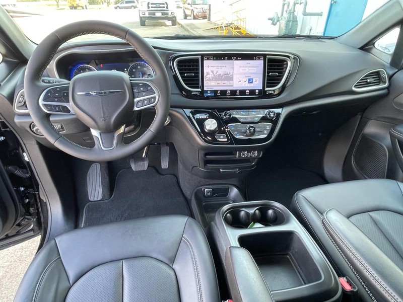 Chrysler Pacifica Vehicle Full-screen Gallery Image 20