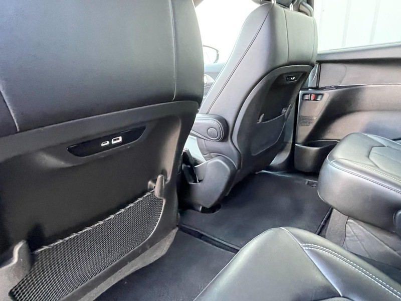 Chrysler Pacifica Vehicle Full-screen Gallery Image 21