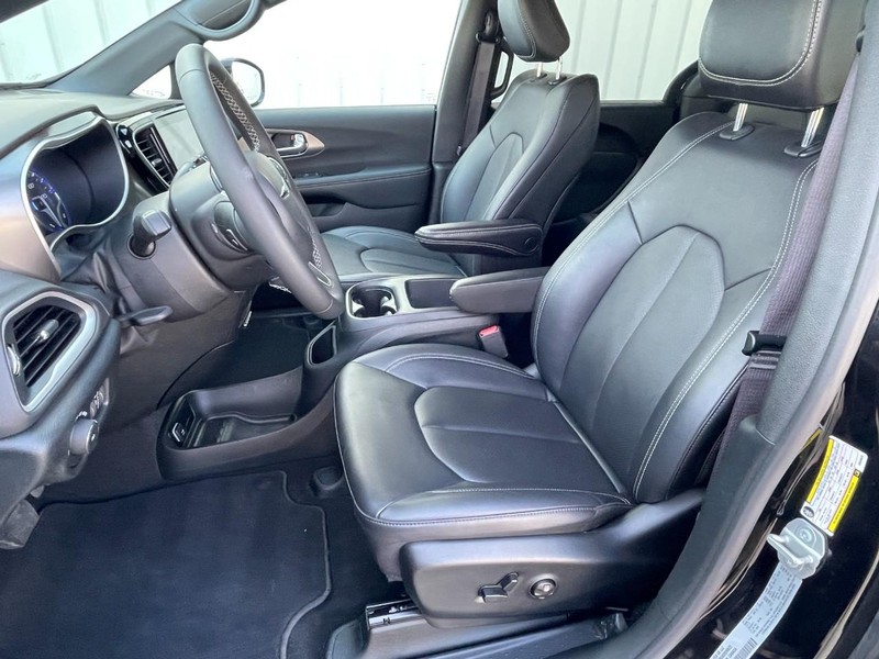 Chrysler Pacifica Vehicle Full-screen Gallery Image 22