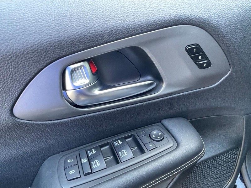 Chrysler Pacifica Vehicle Full-screen Gallery Image 24