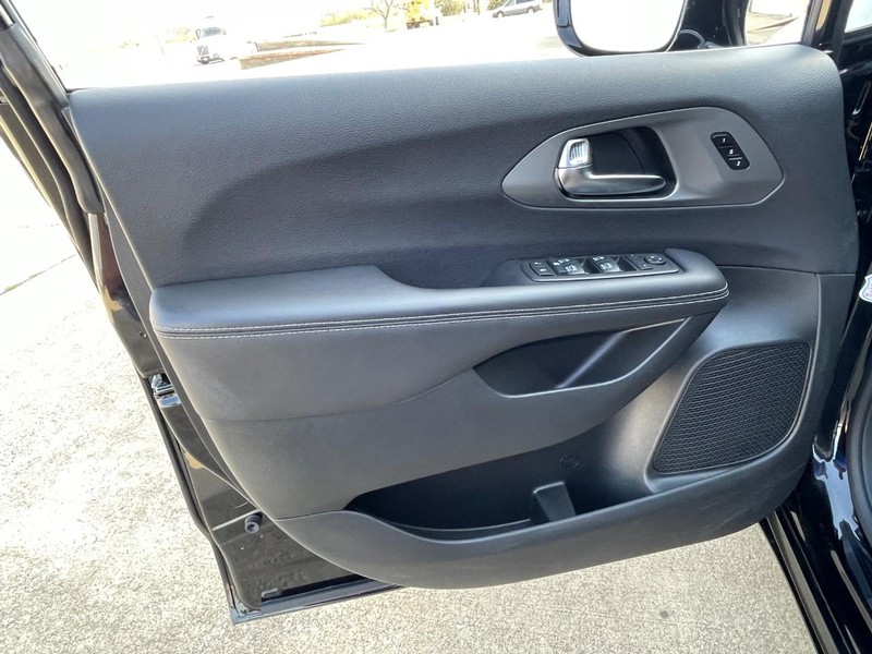 Chrysler Pacifica Vehicle Full-screen Gallery Image 25