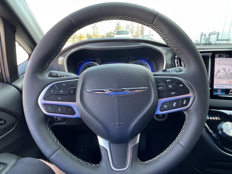 Chrysler Pacifica Vehicle Full-screen Gallery Image 26