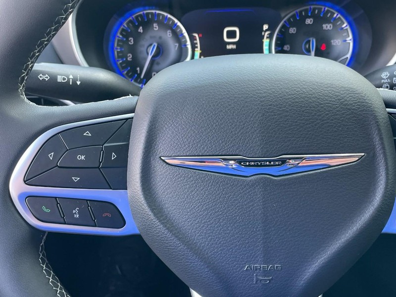 Chrysler Pacifica Vehicle Full-screen Gallery Image 27