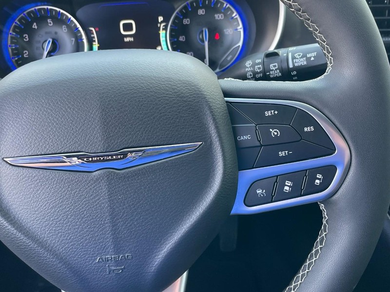 Chrysler Pacifica Vehicle Full-screen Gallery Image 28