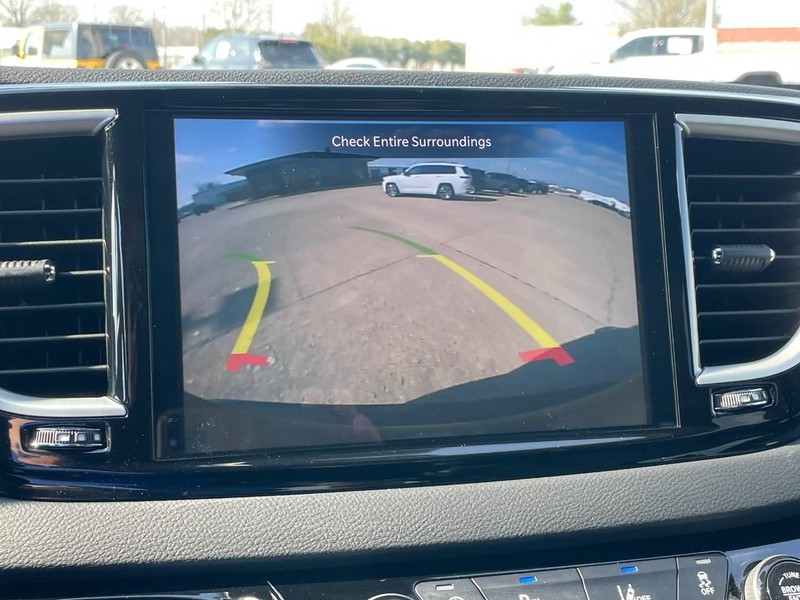 Chrysler Pacifica Vehicle Full-screen Gallery Image 35