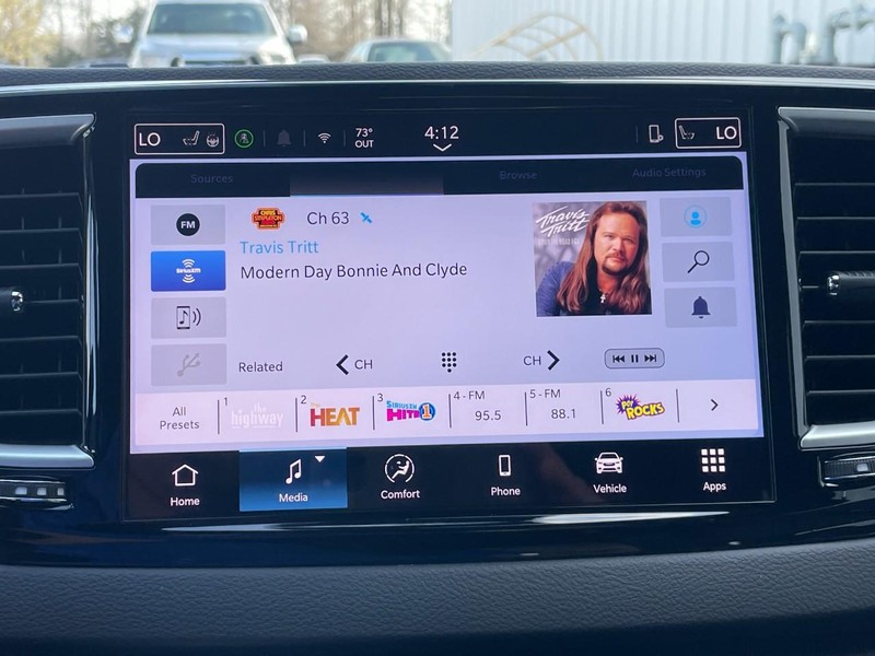 Chrysler Pacifica Vehicle Full-screen Gallery Image 36