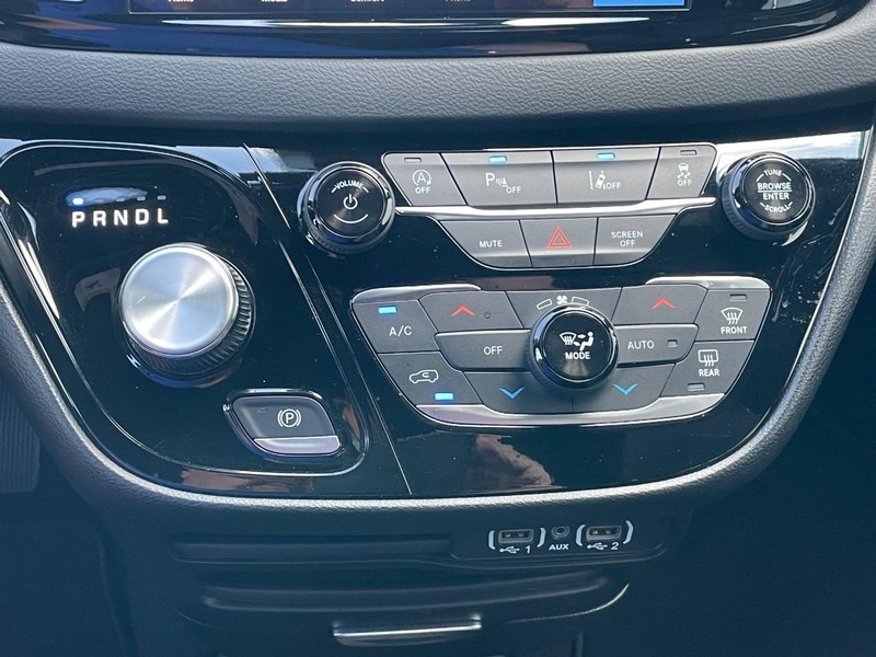 Chrysler Pacifica Vehicle Full-screen Gallery Image 49