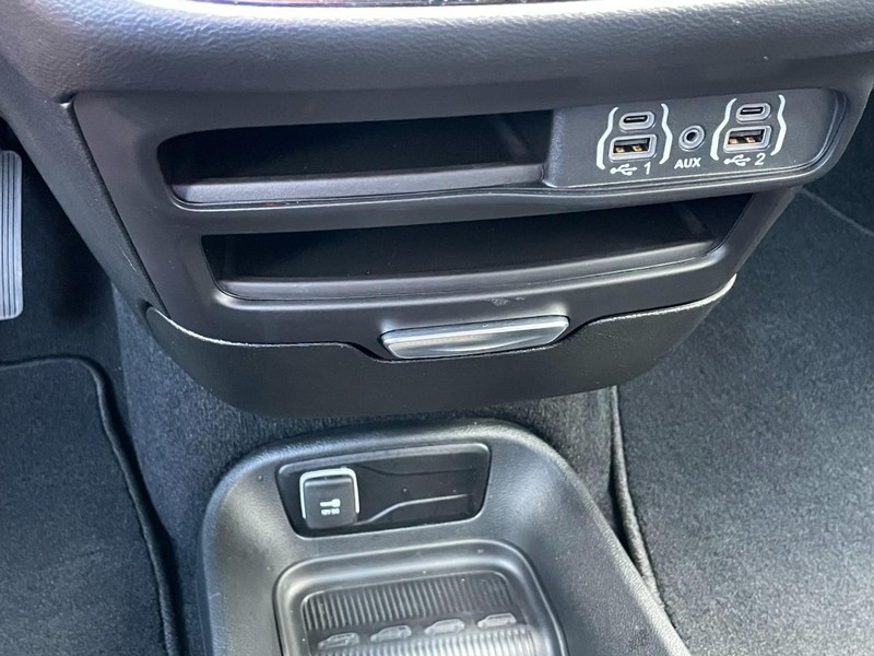 Chrysler Pacifica Vehicle Full-screen Gallery Image 50