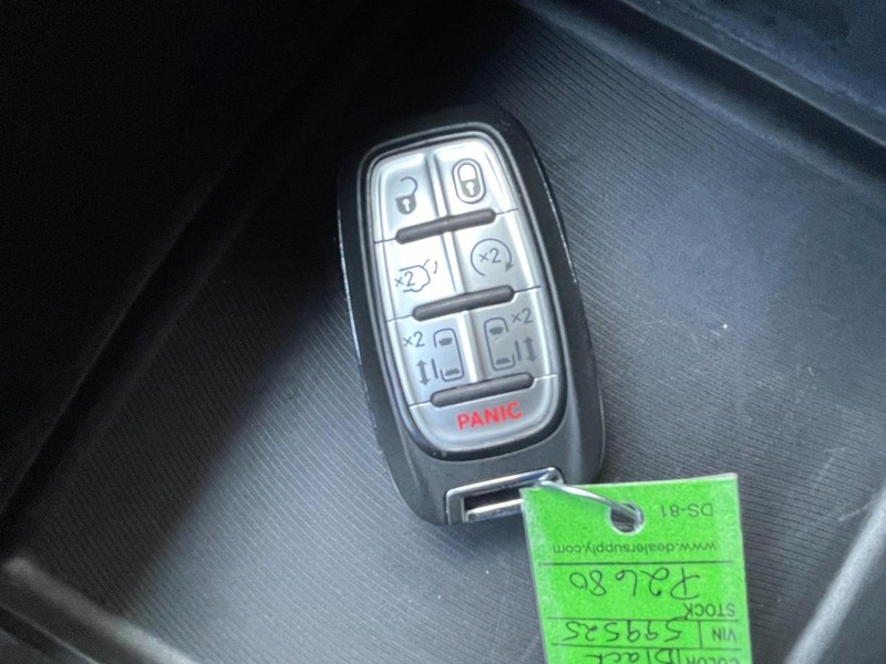 Chrysler Pacifica Vehicle Full-screen Gallery Image 53