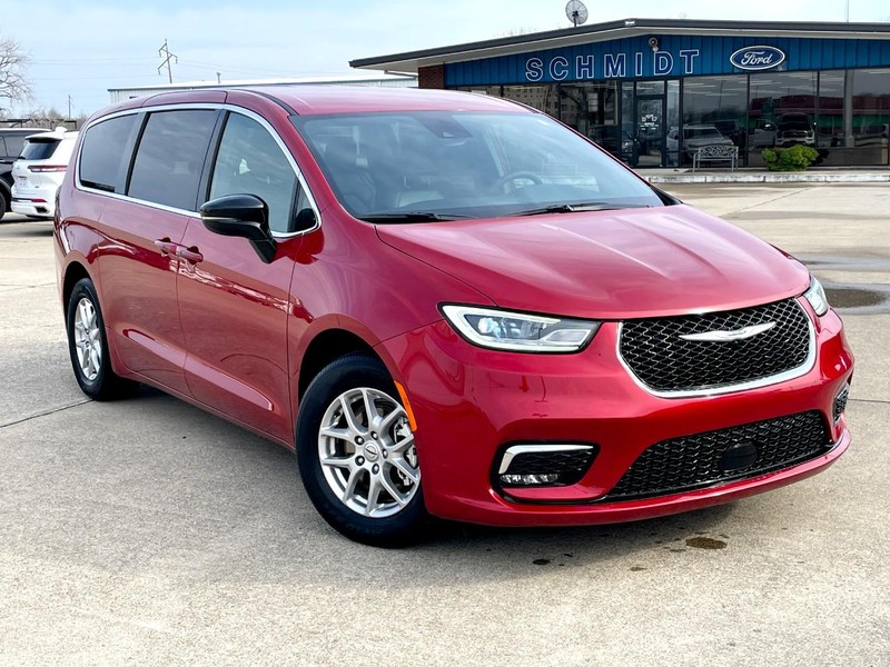 Chrysler Pacifica Vehicle Full-screen Gallery Image 02