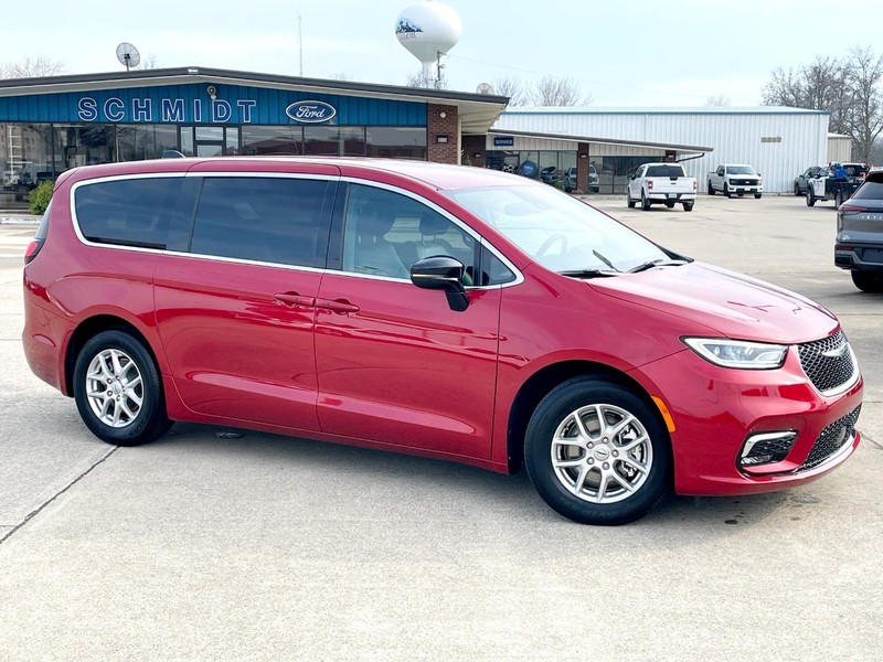 Chrysler Pacifica Vehicle Full-screen Gallery Image 03