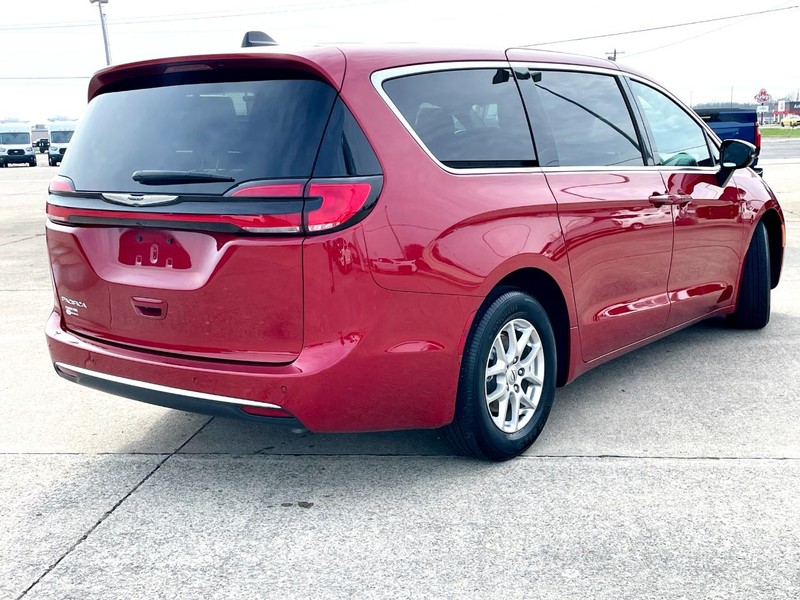 Chrysler Pacifica Vehicle Full-screen Gallery Image 04