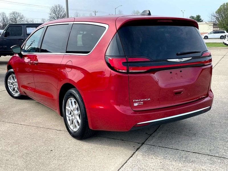 Chrysler Pacifica Vehicle Full-screen Gallery Image 05