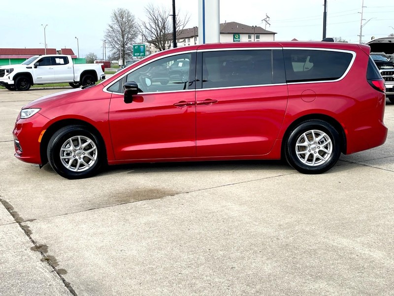 Chrysler Pacifica Vehicle Full-screen Gallery Image 06