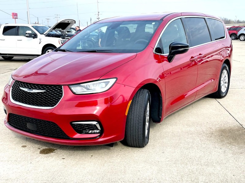 Chrysler Pacifica Vehicle Full-screen Gallery Image 07