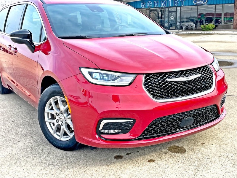 Chrysler Pacifica Vehicle Full-screen Gallery Image 08