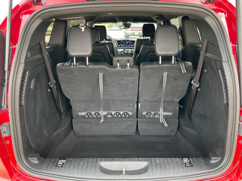 Chrysler Pacifica Vehicle Full-screen Gallery Image 12