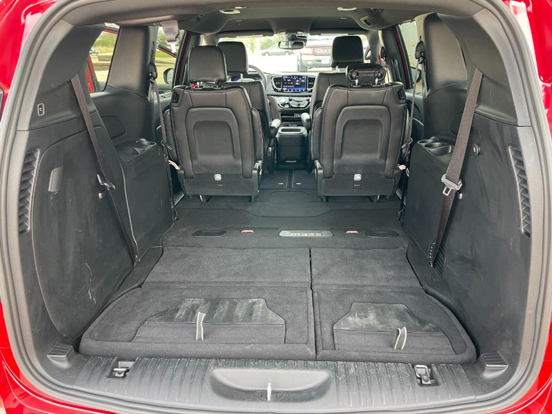 Chrysler Pacifica Vehicle Full-screen Gallery Image 13