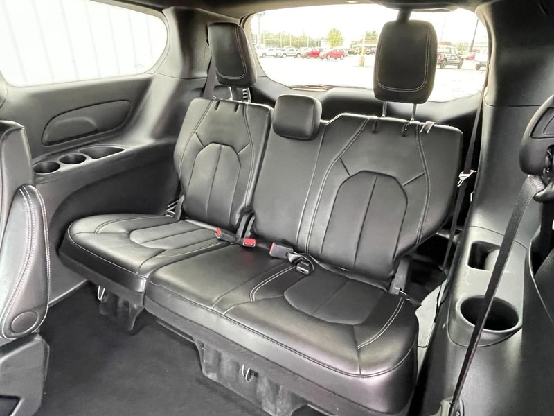 Chrysler Pacifica Vehicle Full-screen Gallery Image 16