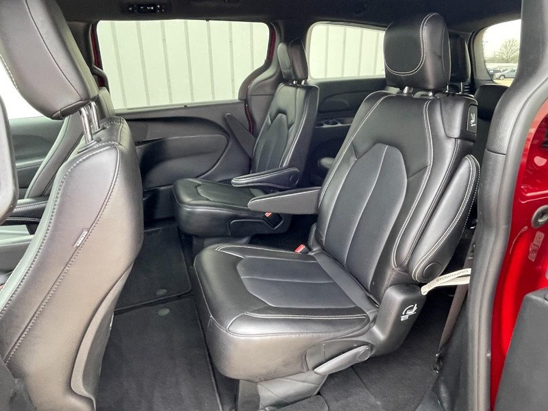 Chrysler Pacifica Vehicle Full-screen Gallery Image 17