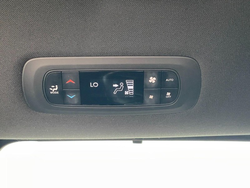 Chrysler Pacifica Vehicle Full-screen Gallery Image 18