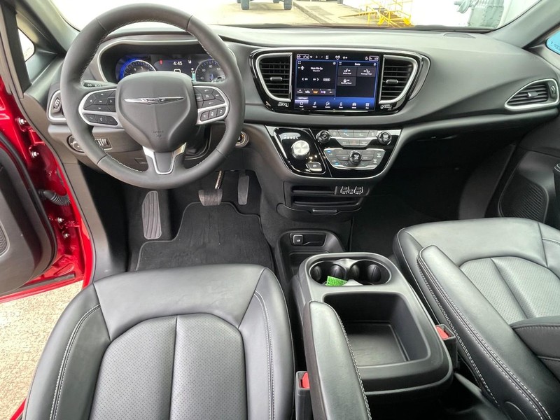 Chrysler Pacifica Vehicle Full-screen Gallery Image 20