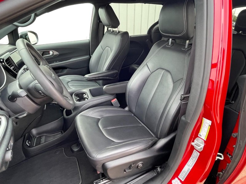 Chrysler Pacifica Vehicle Full-screen Gallery Image 21