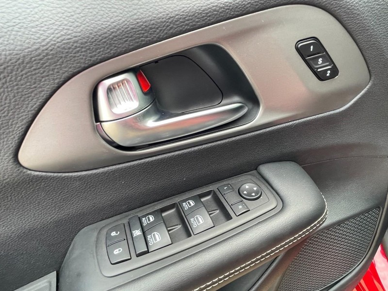 Chrysler Pacifica Vehicle Full-screen Gallery Image 23