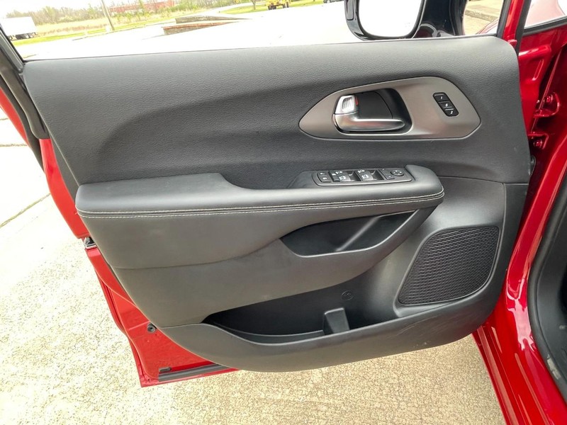 Chrysler Pacifica Vehicle Full-screen Gallery Image 24