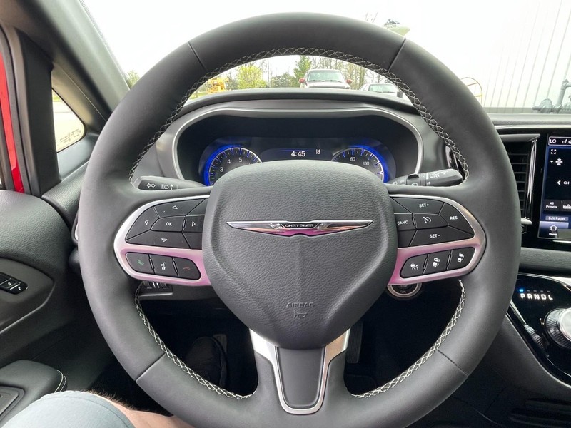 Chrysler Pacifica Vehicle Full-screen Gallery Image 25