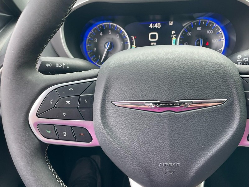 Chrysler Pacifica Vehicle Full-screen Gallery Image 26