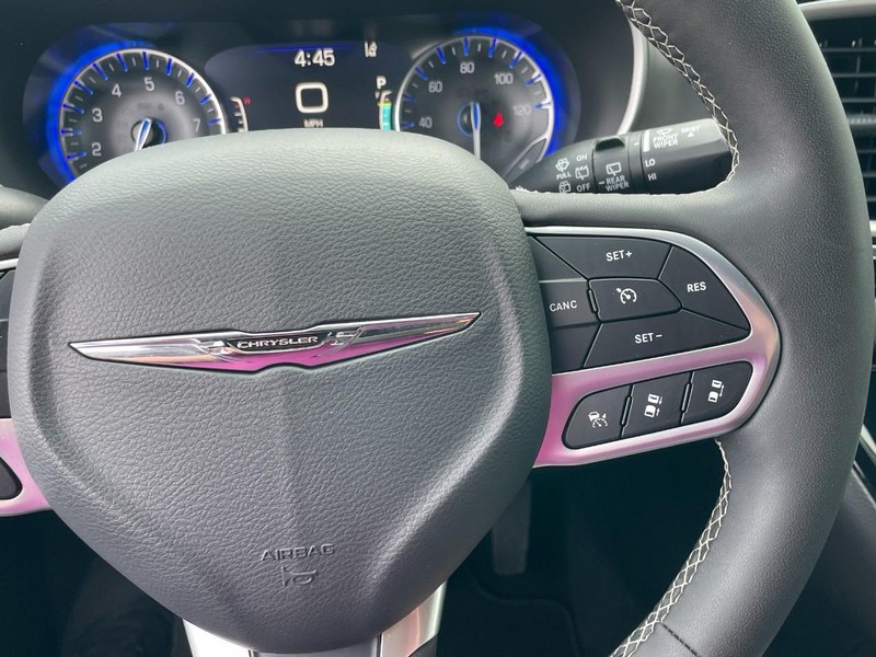 Chrysler Pacifica Vehicle Full-screen Gallery Image 27