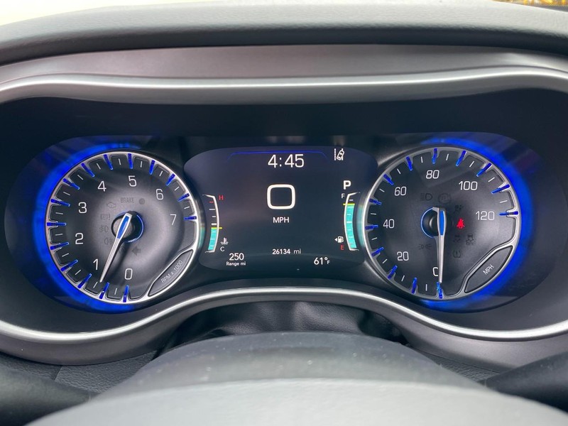 Chrysler Pacifica Vehicle Full-screen Gallery Image 29