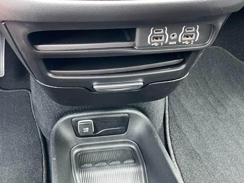 Chrysler Pacifica Vehicle Full-screen Gallery Image 41