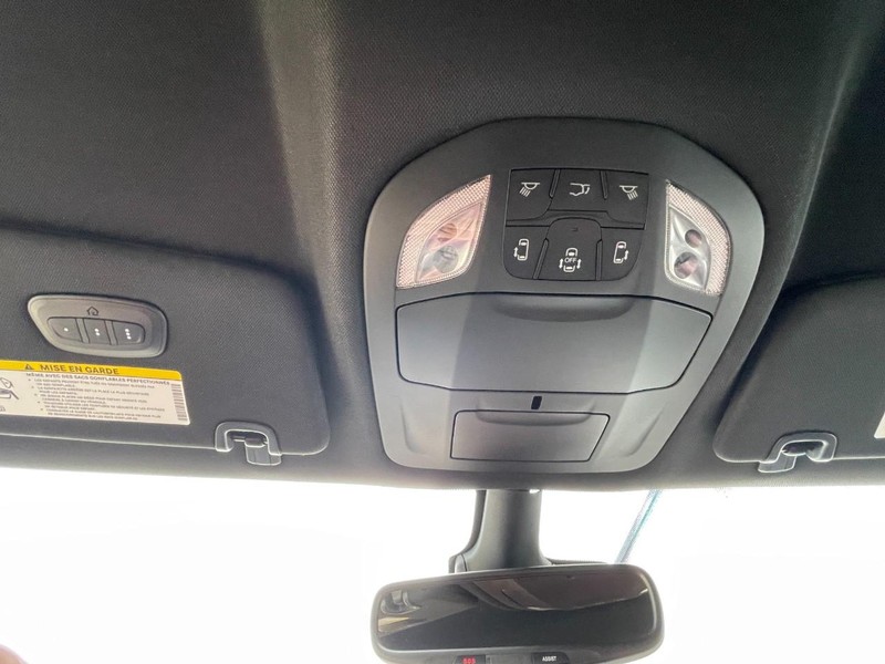 Chrysler Pacifica Vehicle Full-screen Gallery Image 46